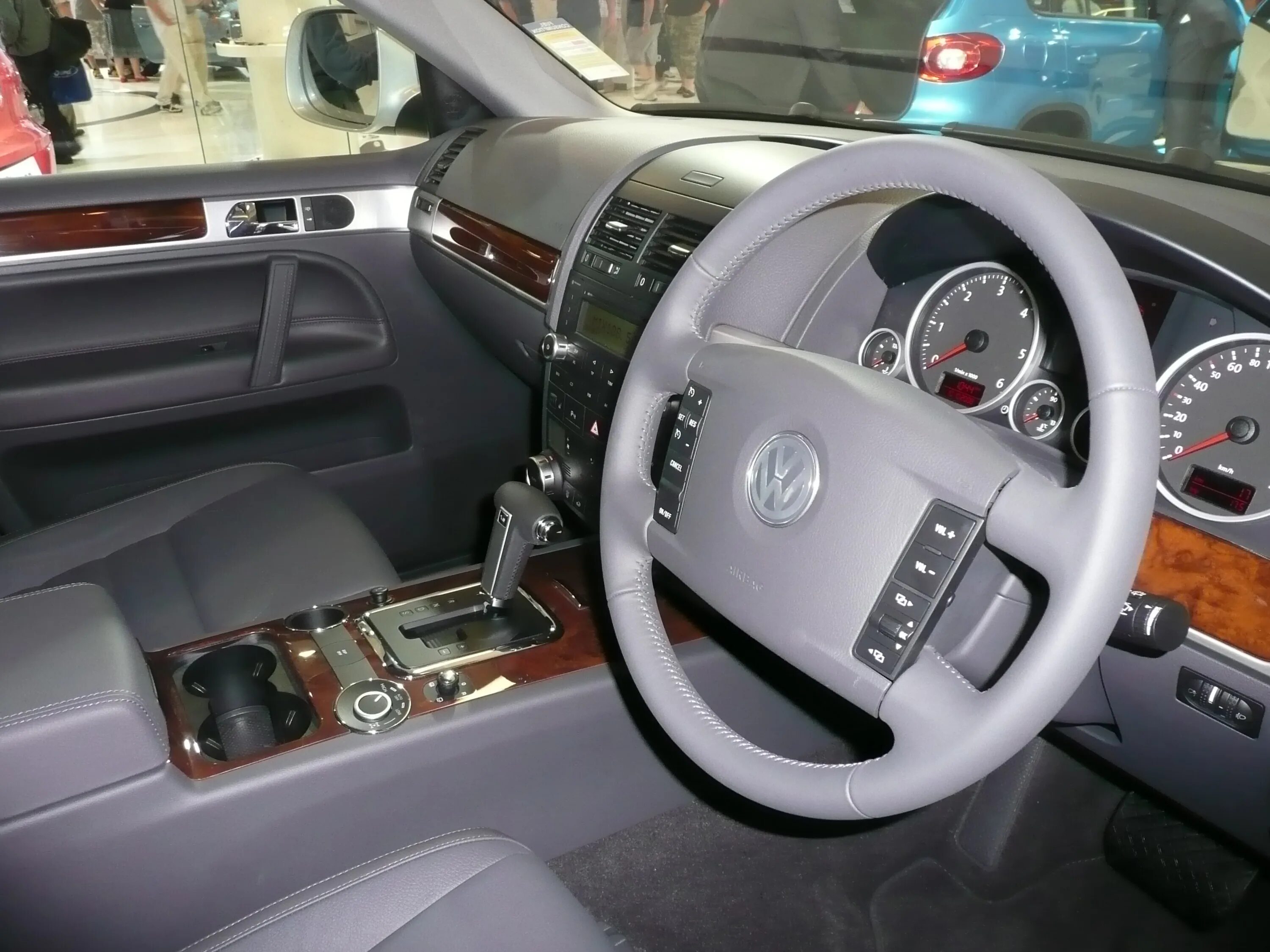 Фольксваген туарег 1 поколения 3.2 бензин. Volkswagen Touareg 2008 Interior. VW Touareg 2008 Interior. Volkswagen Touareg 1 Interior. Touareg 2008 интерьер.