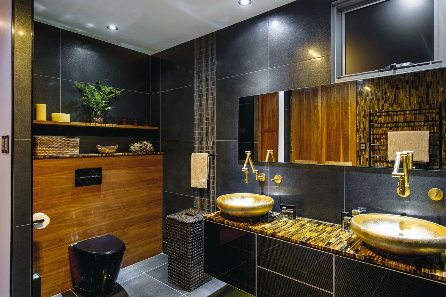 Стильная ванная комната. Санузел черный с золотом. Темная плитка в ванной. Черный унитаз в интерьере. Золота ванна комната