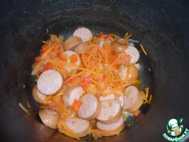Сосиски и рис для детей. Рис с овощами и сардельками. Рис с овощами и колбасой на сковороде. Сосиски с рисом рецепт. Джамбалайя с сосисками.