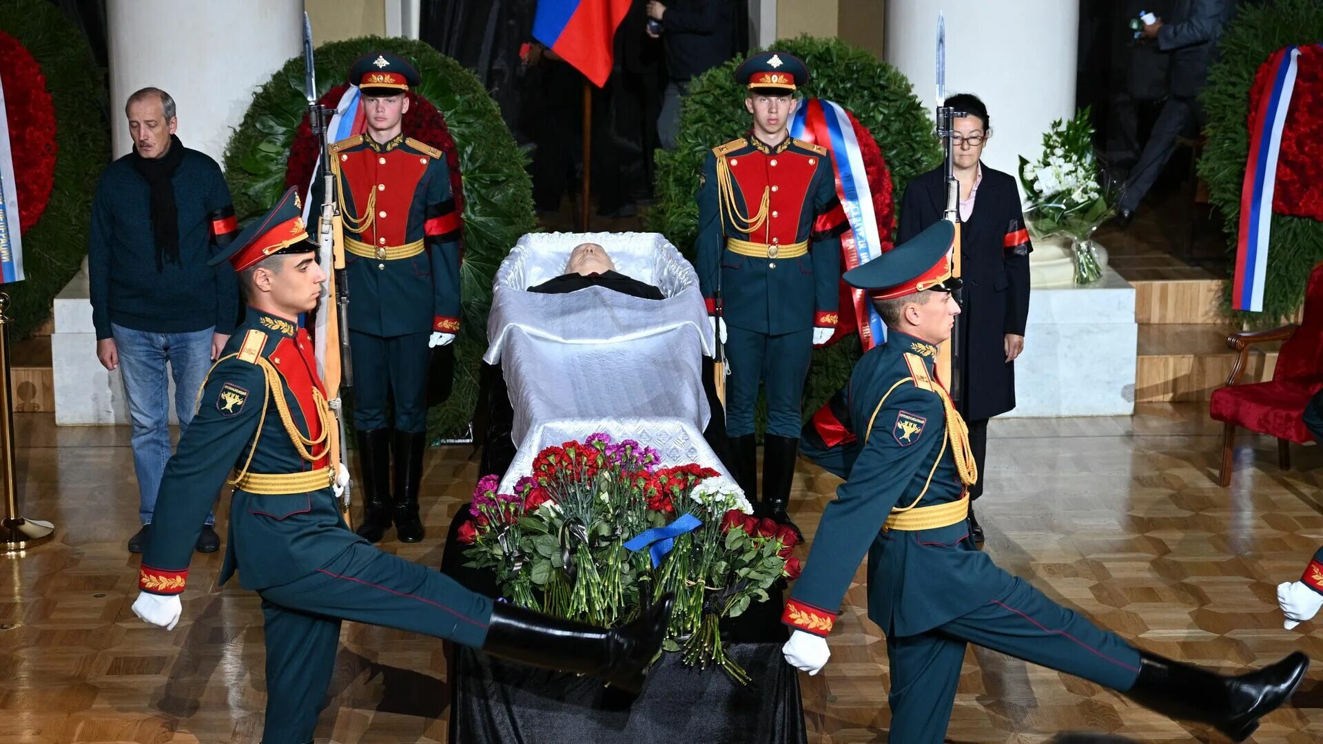 Церемония прощания с лениным. Завершилась церемония. Завершилась церемония. Могила елизаветы 2 в виндзоре. Завершилась церемония.