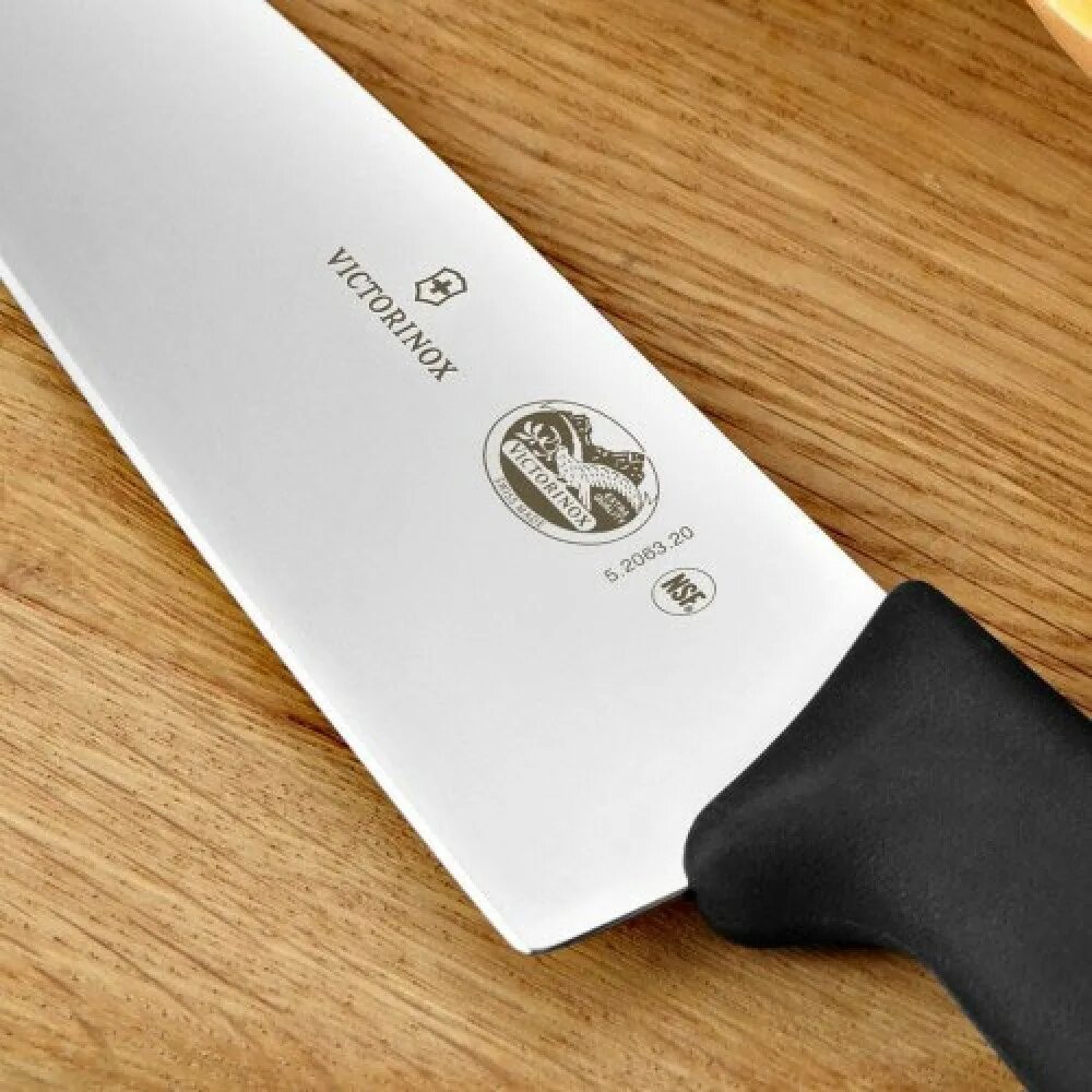 Повар нож купить. Кухонный нож Victorinox 5.2063.20. Шеф нож Викторинокс. Нож кухонный Victorinox Fibrox. Нож поварской BERGHOFF 4490060.