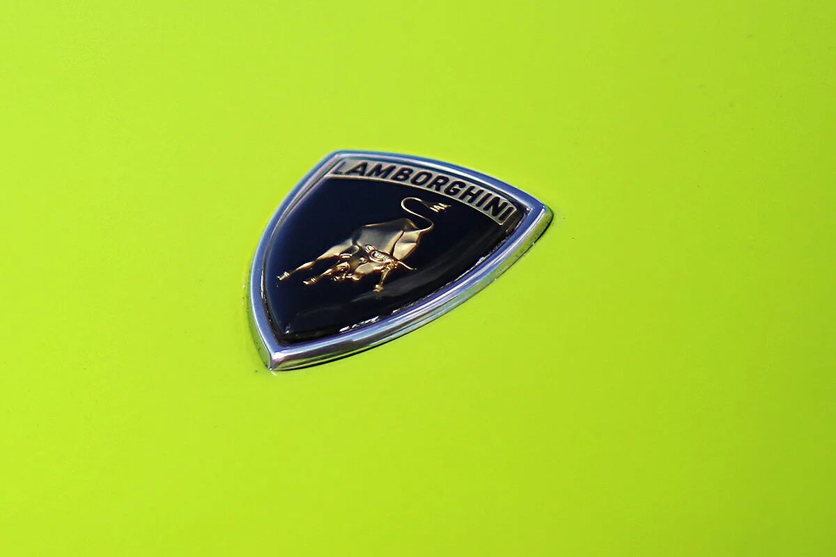 Lamborghini Miura p400 зеленая. Lamborghini Miura p400 эмблема. Ламборгини Миура значок. Значок Ламборгини на капоте. Новый значок ламборгини
