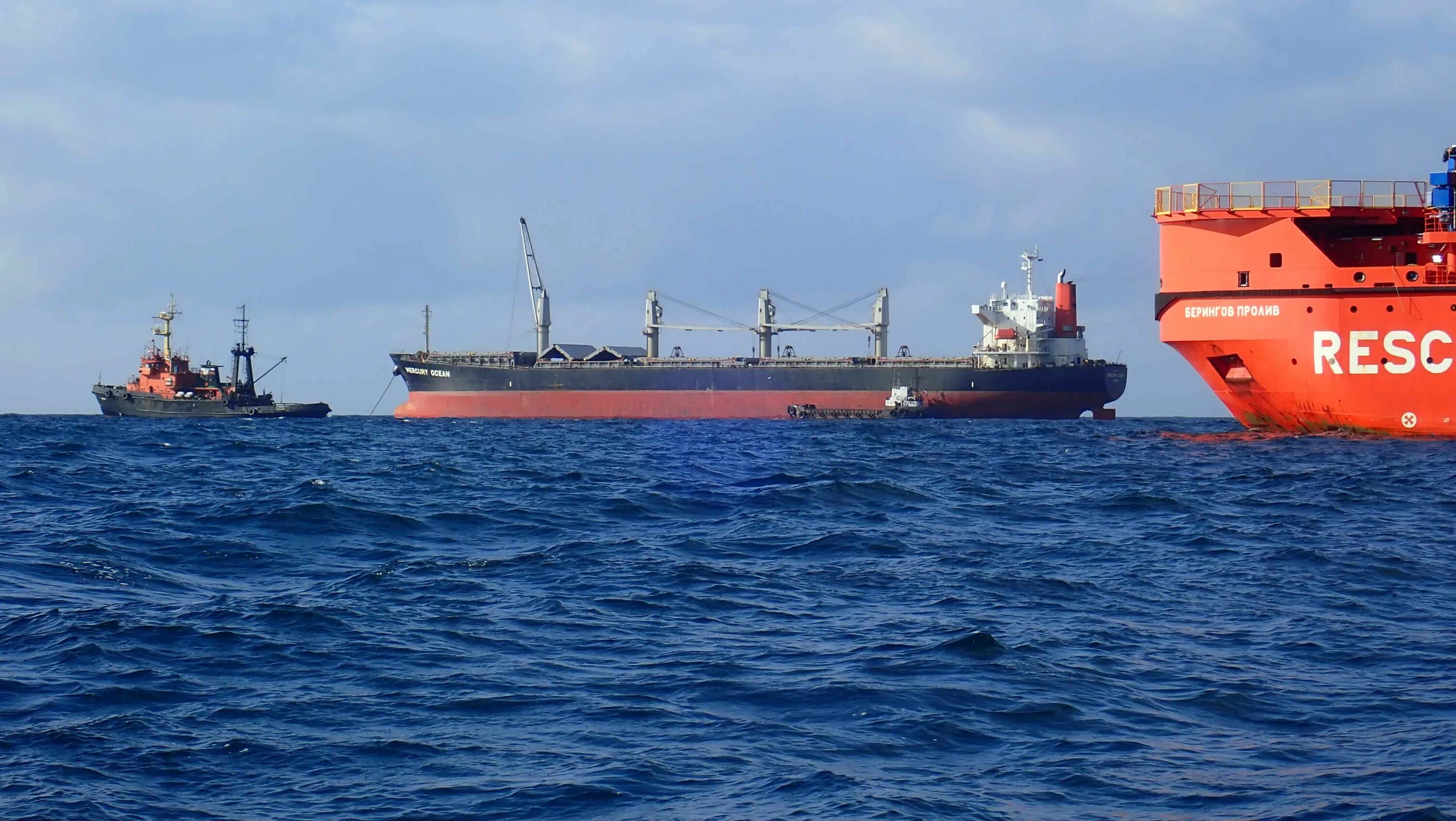 Mpsv06 берингов пролив. Скопление судов в босфоре. Спасательное судно mpsv06. Пролив судно. Многофункциональном аварийно-спасательном судне "керченский пролив".