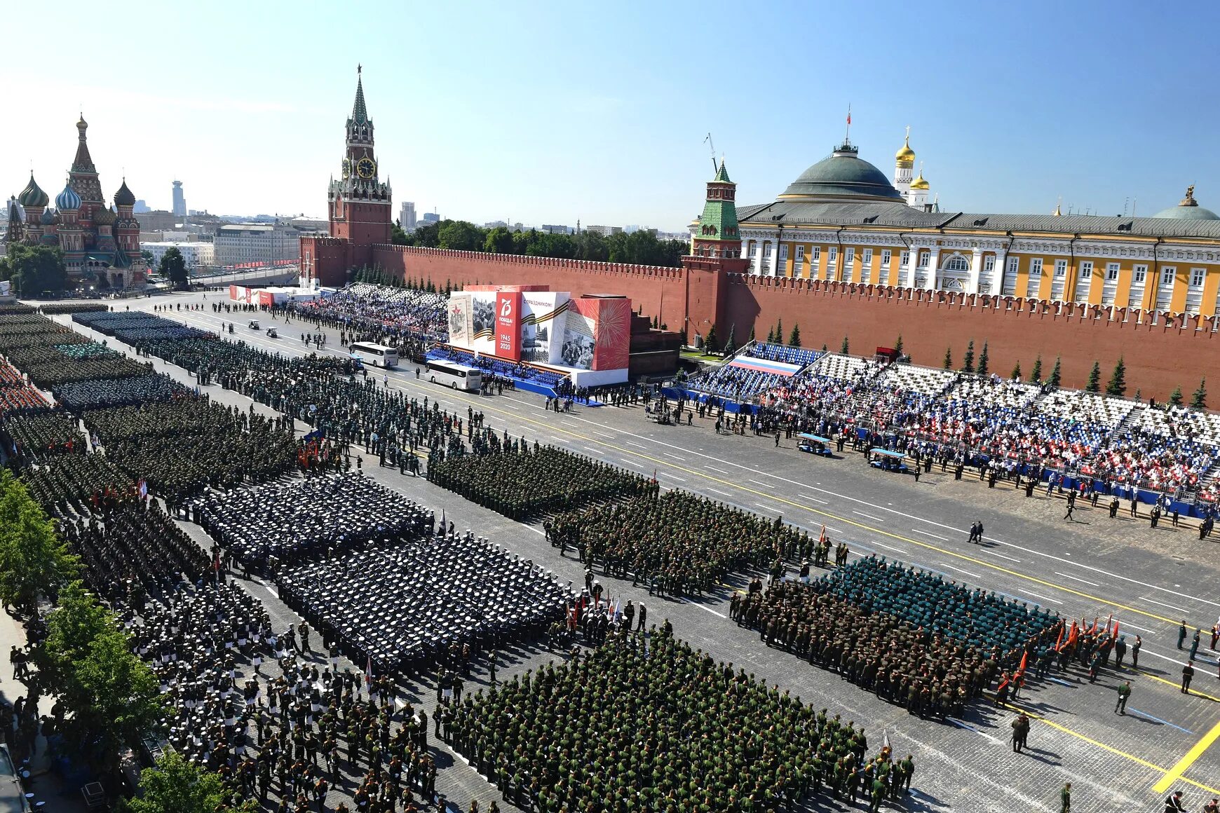 В городе прошло 9 мая. Парад Победы на красной площади в Москве 2021. Парад Победы 2020 в Москве красная площадь. Парад Победы в Москве 24 июня 2020. Парад Победы 2022 в Москве мавзолей.