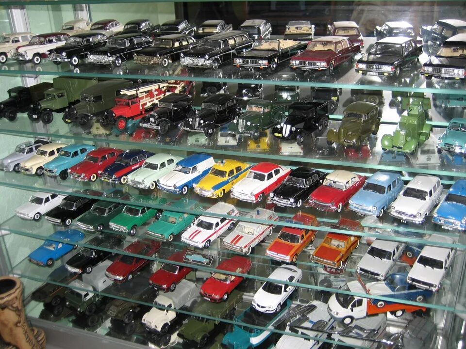 Советские коллекционные машинки. Коллекция советских машинок. Коллекция масштабных моделей автомобилей. Коллекционер машинок. Где продают модели