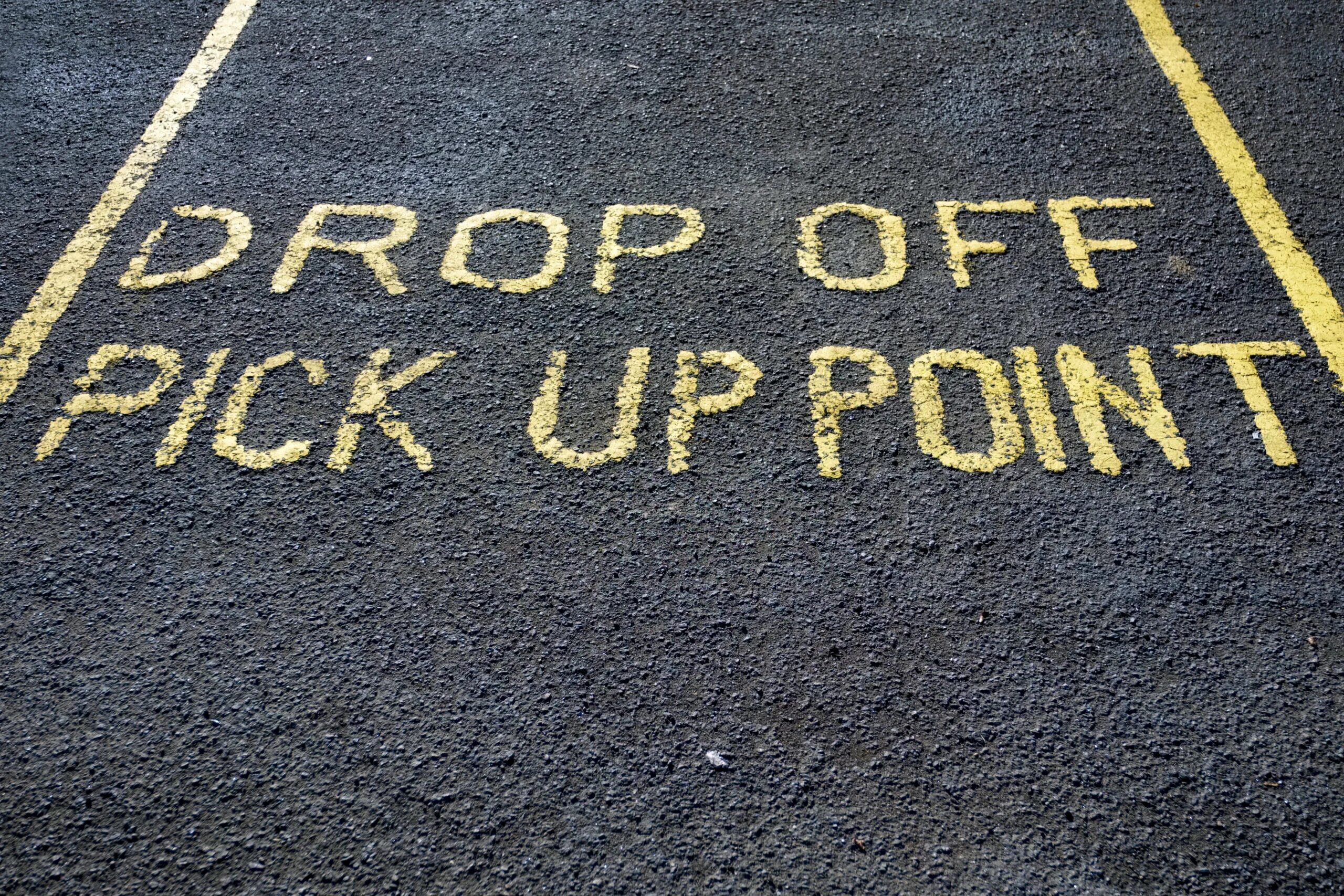 Pick up and drop. Реклама такси на асфальте. pick up drop off. taxi drop off. pick off перевод.