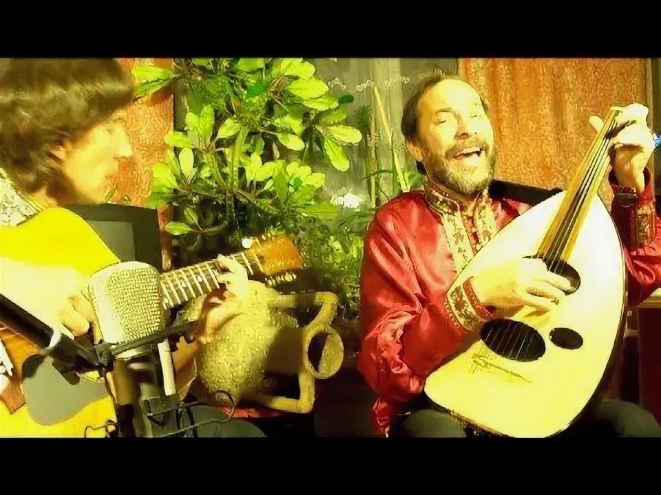 Две гитары за стеной жалобно заныли. Две гитары за стеной. Гитара за стеной жалобно заныли. Две гитары за стеной. Две гитары за стеной жалобно заныли.