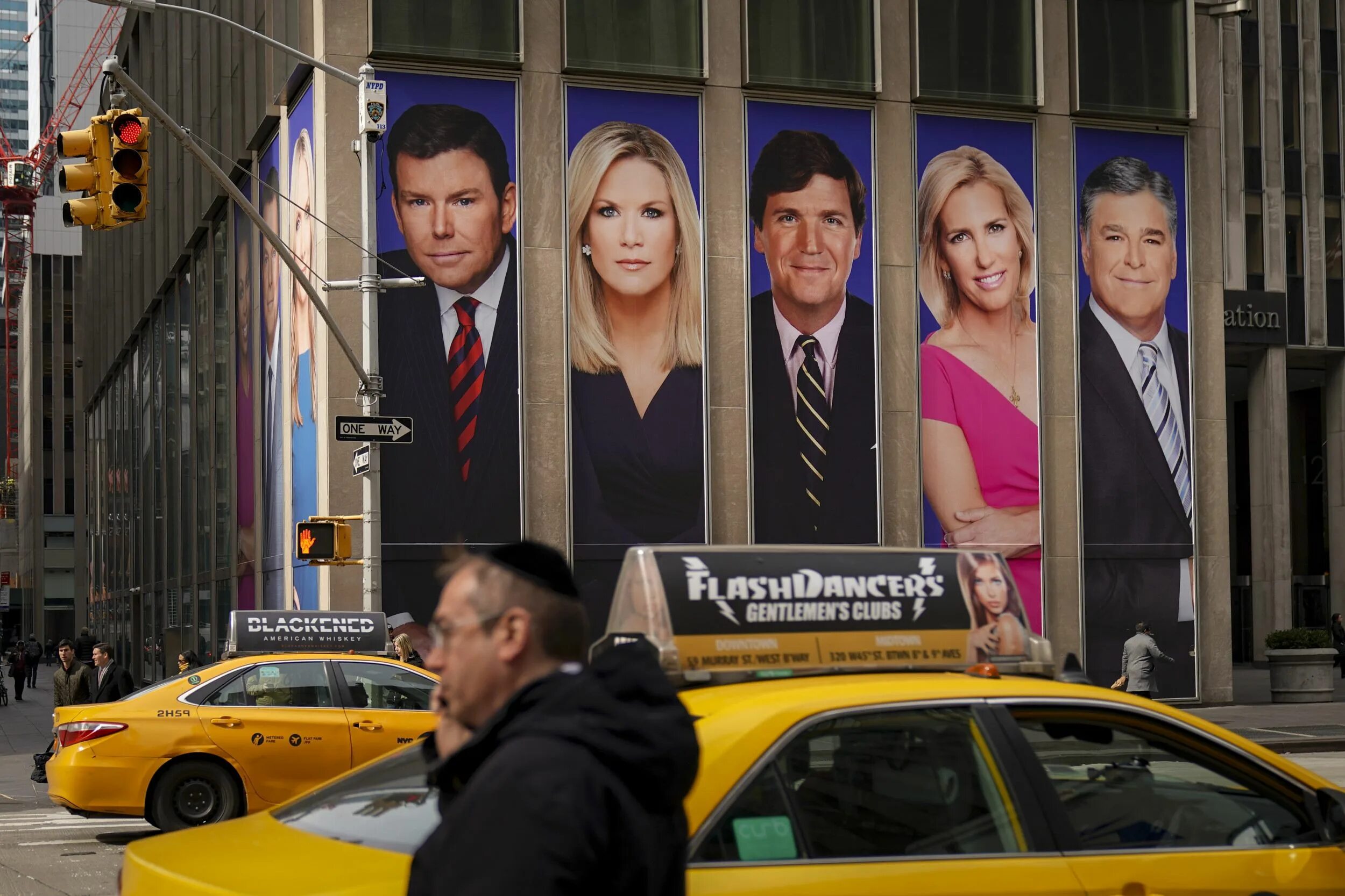 Такер фокс ньюс. Такер карлсон fox news. ведущий телеканала fox такер карлсон. телеканал fox news. американский канал фокс ньюс.