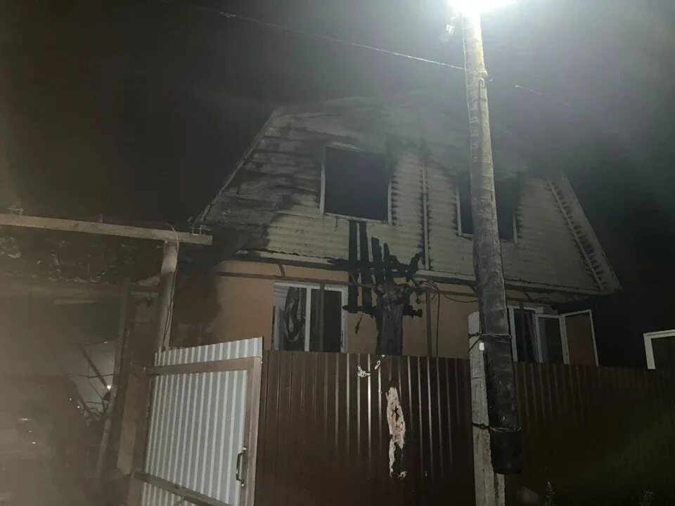 Поджог дом 2. Пожар дома. сгоревший дом. сгоревшее здание. пожар в поселке.