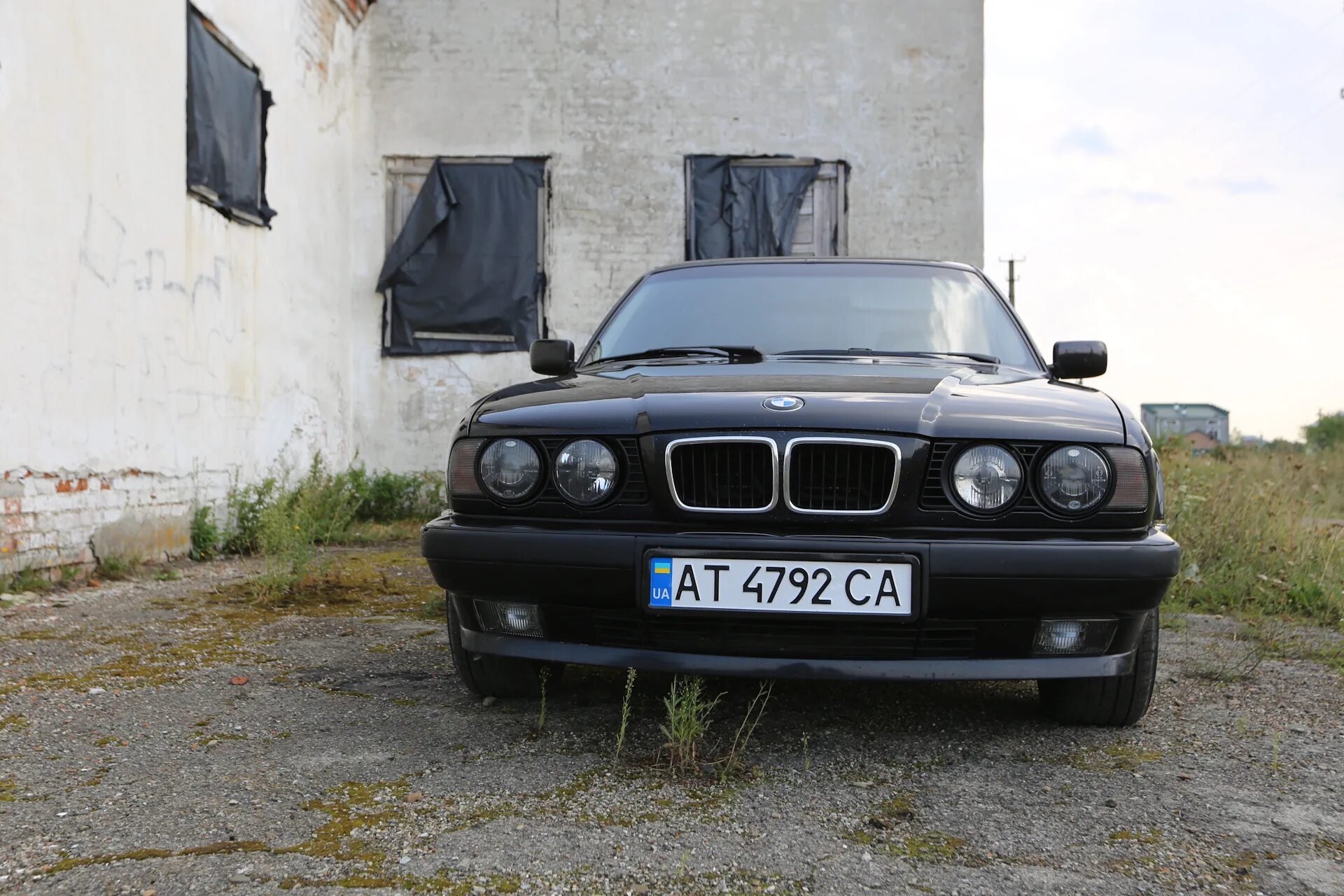 Хелла е34. BMW e34 HELLA Black. BMW 5 e34 HELLA Black. БМВ е34 Хелла Блэк. E34 HELLA Black оригинал.