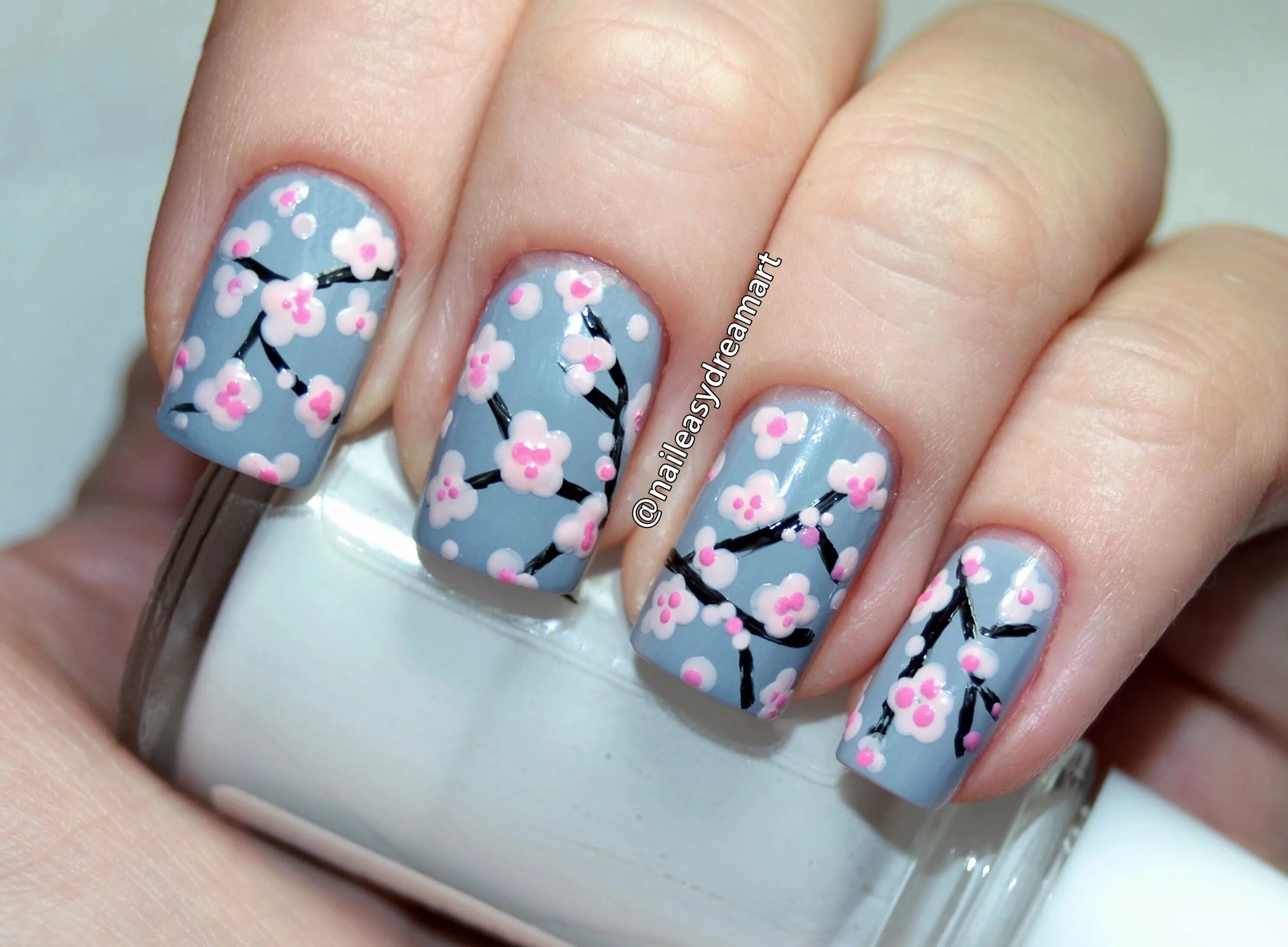 Легкий весенний маникюр. Ногти с цветочками. Сакура на ногтях. Маникюр Сакура. Цветы Сакуры на ногтях.