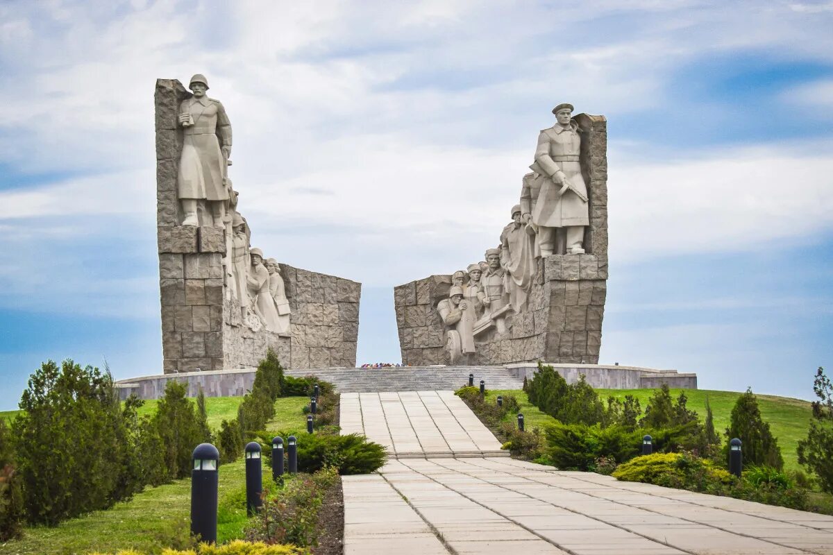 Память ростовской области. Мемориал Самбекские высоты Таганрог. Памятник Самбекские высоты Ростовская область. Самбек Ростовская область музей. Мемориал славы на Самбекских высотах Ростовская область.