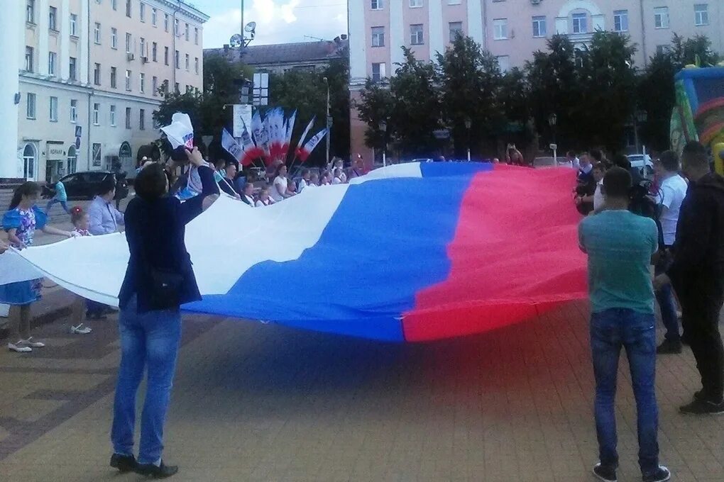 Флаг россии отметили. День флага Калуга. День флага Кобзевке. Костюмы героев на день флага. Концерт праздникифлага.