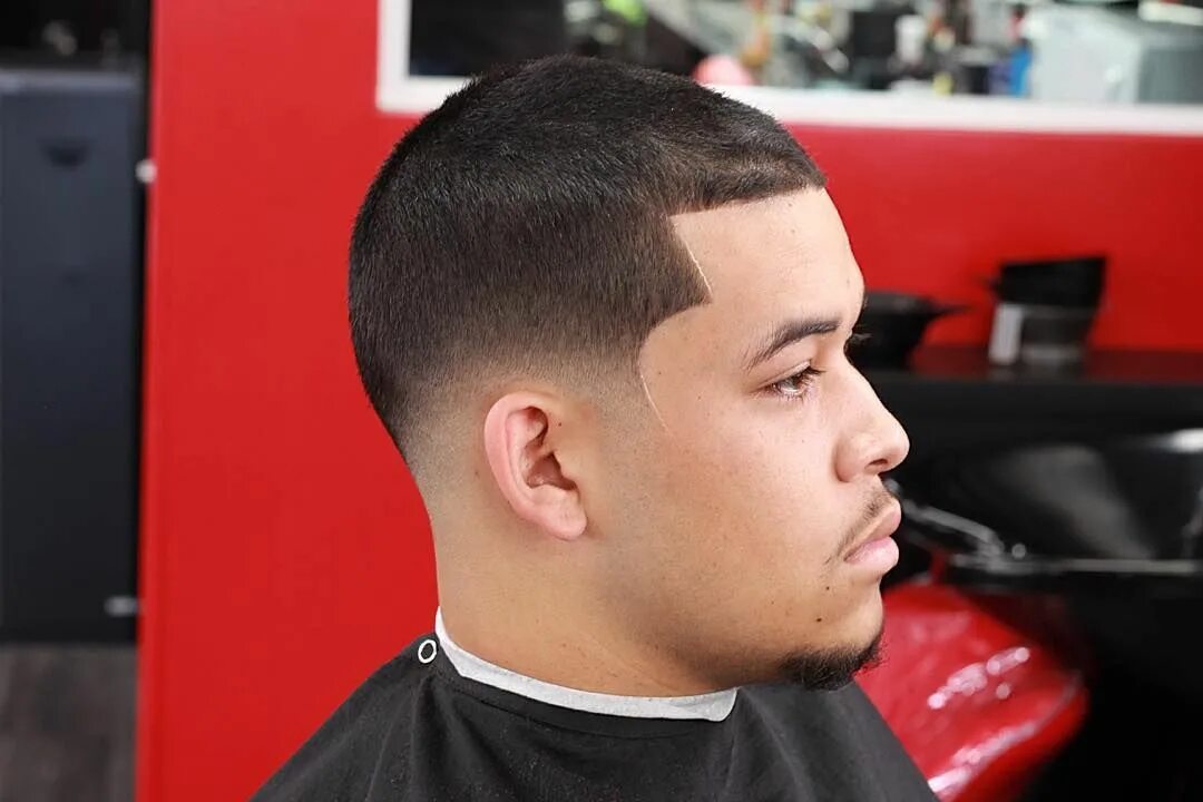 Классическая мужская стрижка двумя насадками. Прическа в падении. Стрижка будет стоить. Прически для стоячих волос мужские. Барбер стрижки.