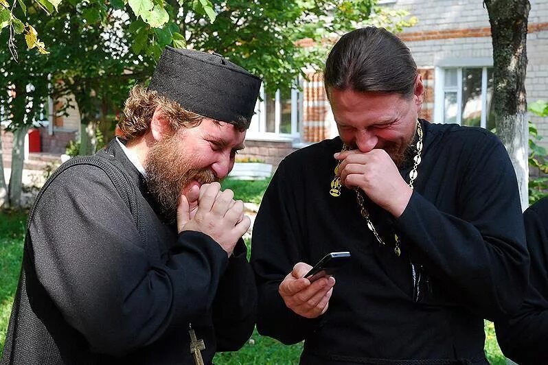 Отец смех. Православный священник. Батюшки смеются. Священники смеются. Священник смешной.