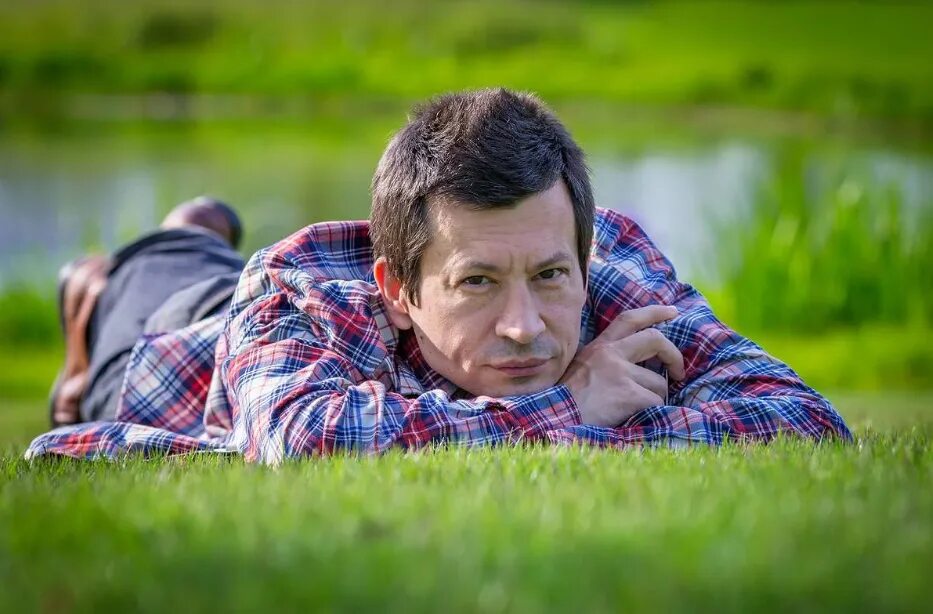 Левый мужчина. Мужчина лежит на траве. Человек сидит на траве. Травы для мужчин. Мужик в траве.
