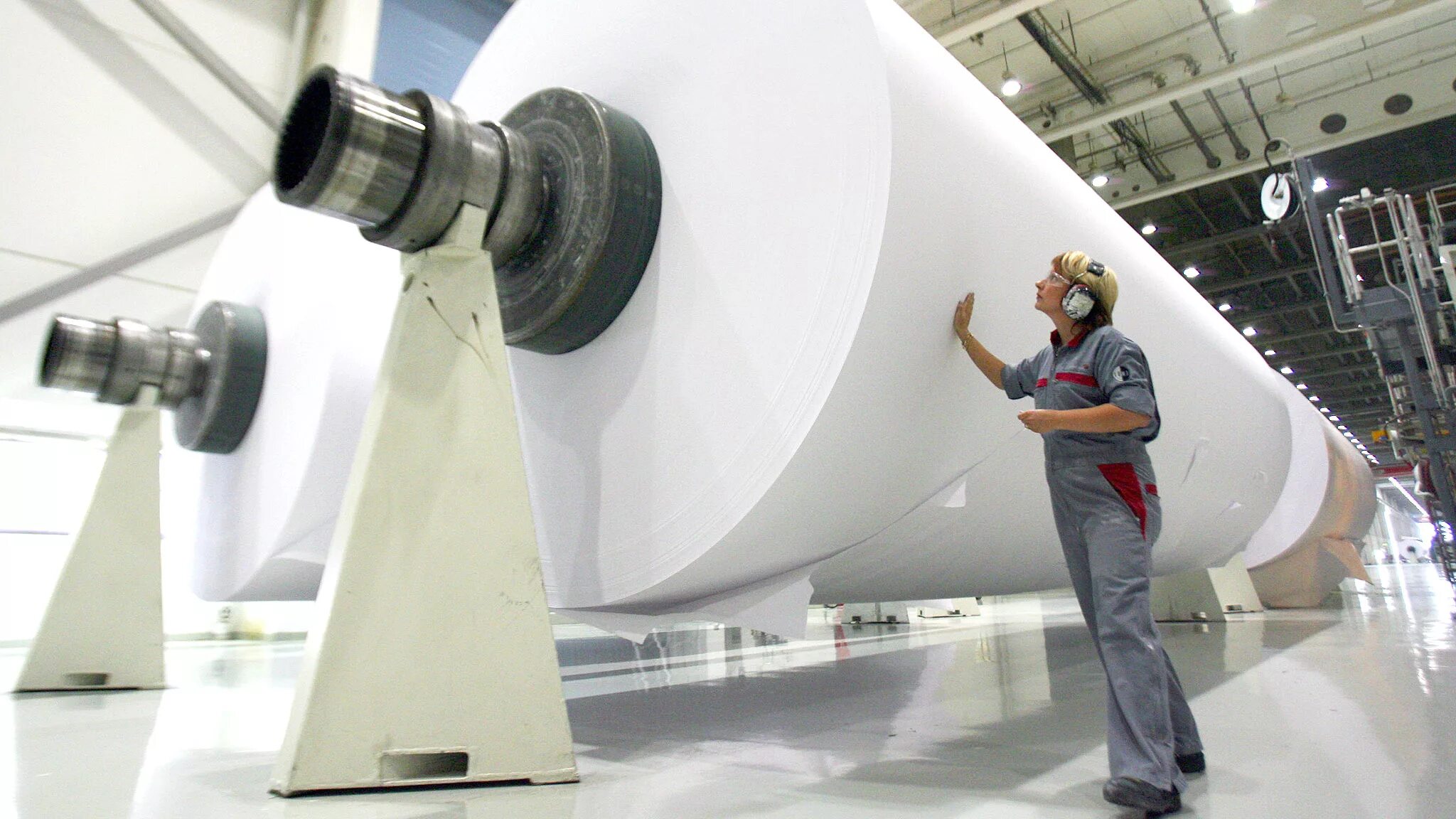 Paper production. целлюлозно-бумажная промышленность. бумага из целлюлозы. огромное производство фотосток. Paper production.