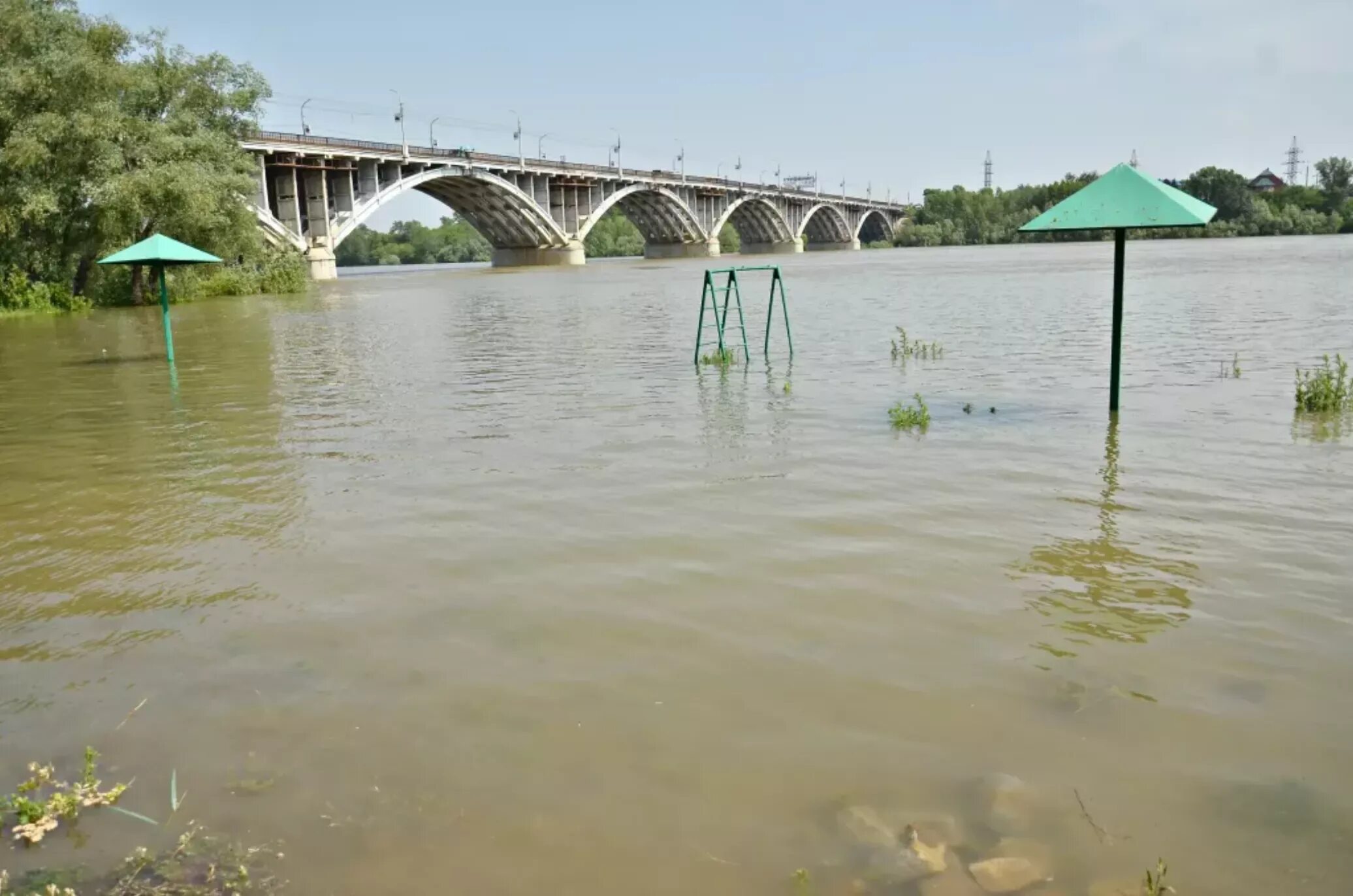 Вода в бии на сегодня. Река Бия в Бийске. Река Бия Алтайский край. Бийск затопило 2023. Наводнение в Алтайском крае.