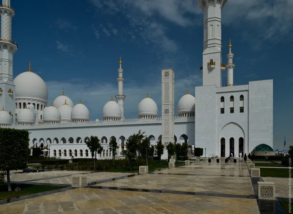 Самые крупные мечети. Мечеть шейха Зайда Абу-Даби. Кристальная мечеть Малайзия. Белая мечеть в Абу-Даби. Мечеть в ОАЭ белая.