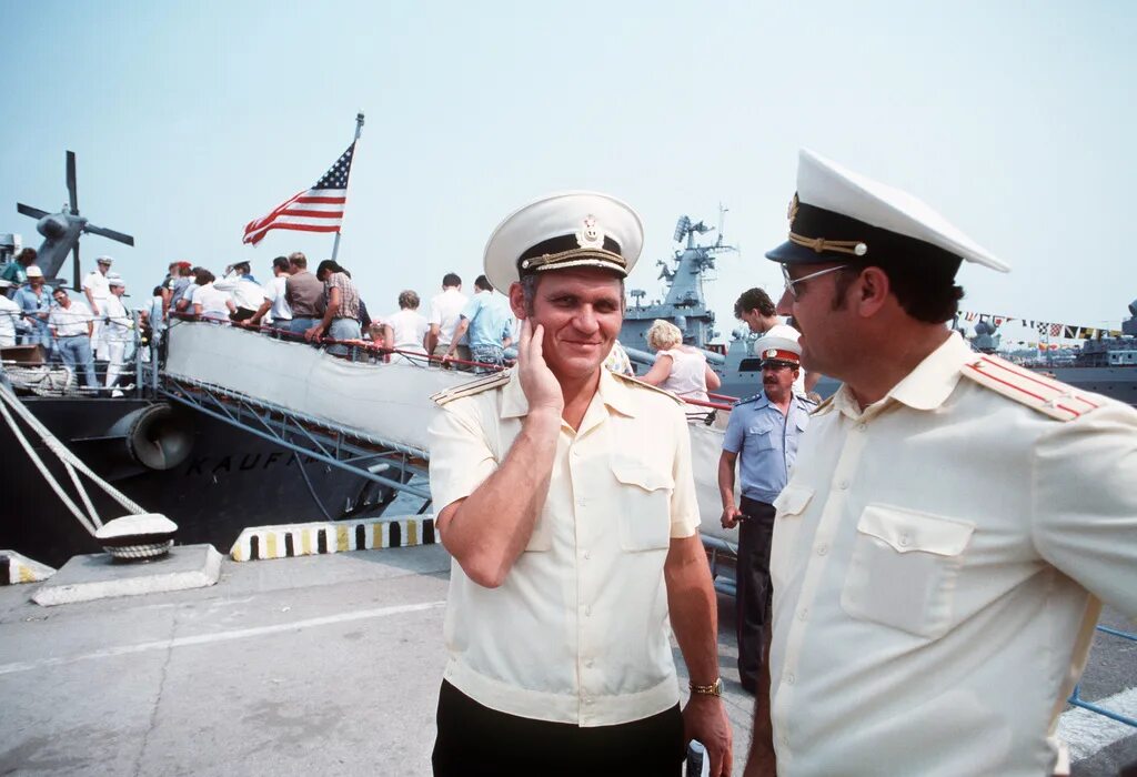 Моряк америка. 1989 севастополь. севастополь советский вмф. севастополь 1989 американцы. севастополь 1989 год.