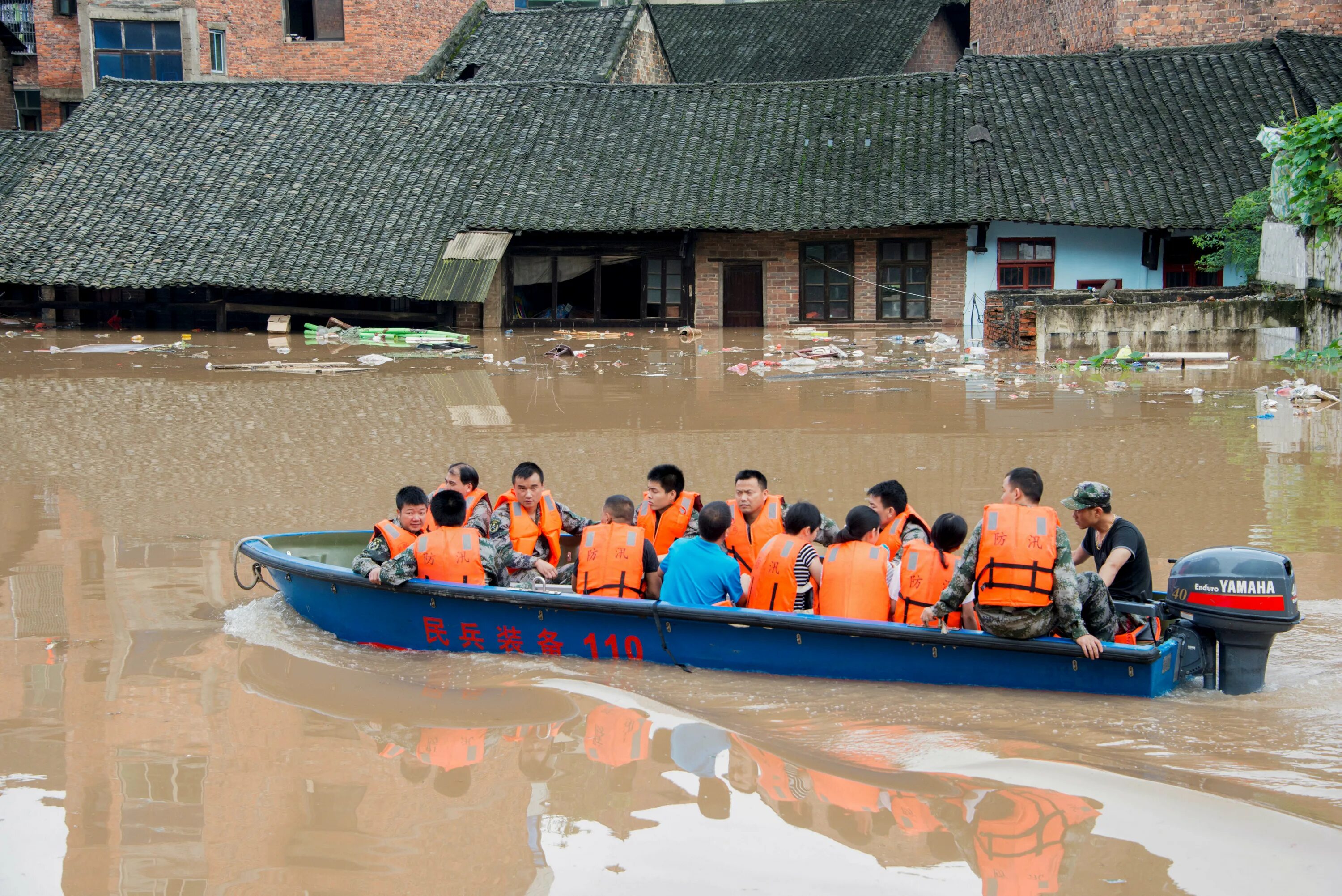 Сколько погибших при наводнении. Люди при наводнении. Эвакуация при наводнении. Эвакуация людей при наводнении. Наводнение в Китае.
