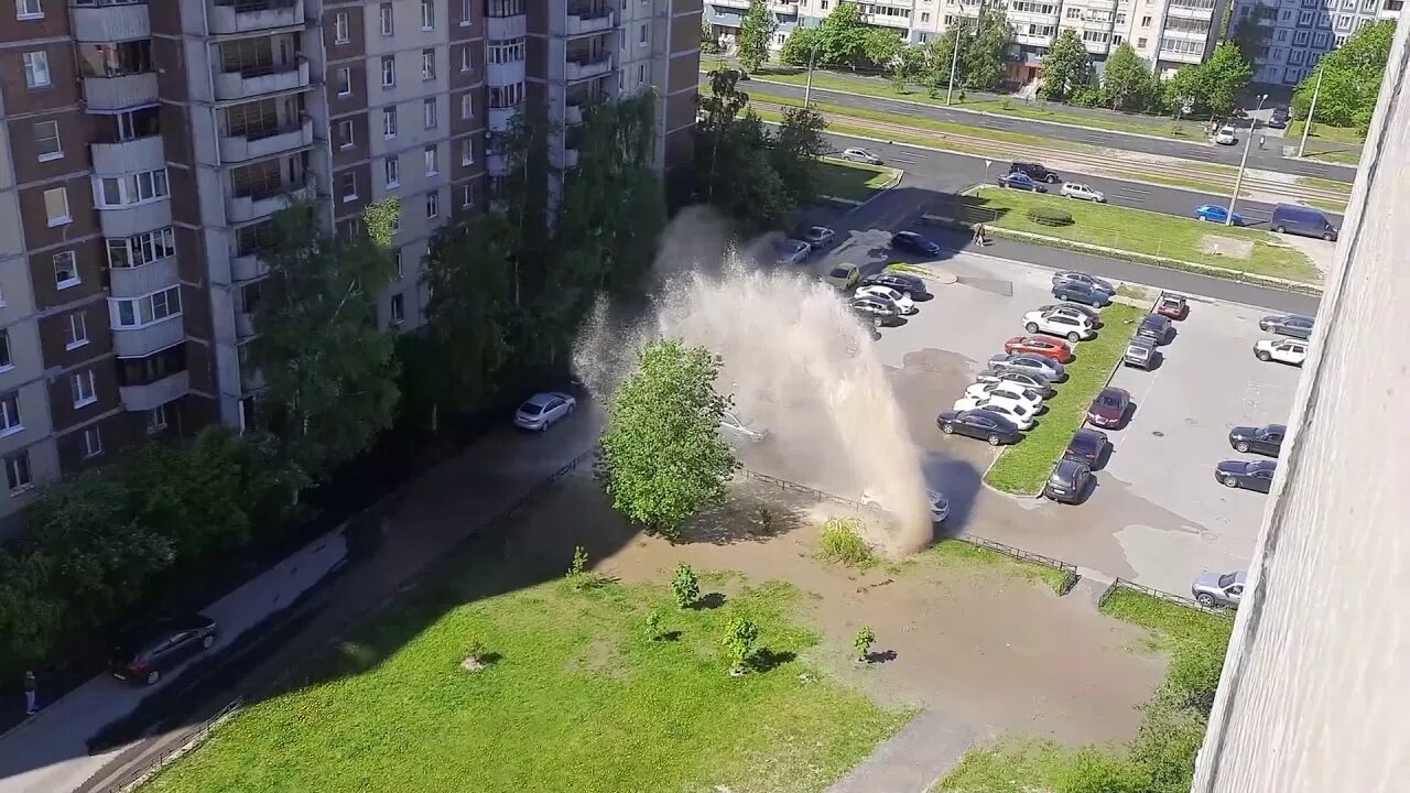 Прорыв 25. Прорыв трубы. прорыв трубы с горячей водой. прорыв трубы в москве на ул исаковского. прорыв трубы в солнечногорске.