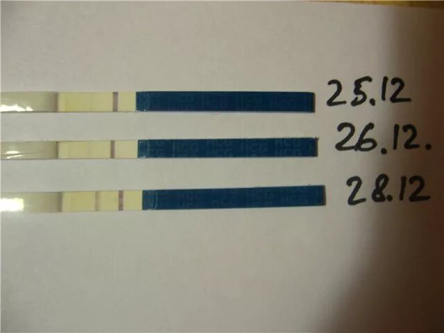 Слабая полоска на тесте беременность после задержки. Еле заметная вторая полоска на тесте на беременность. Тест с бледной полоской. Еле заметная полоска на тесте. Заметная вторая полоска на тесте.