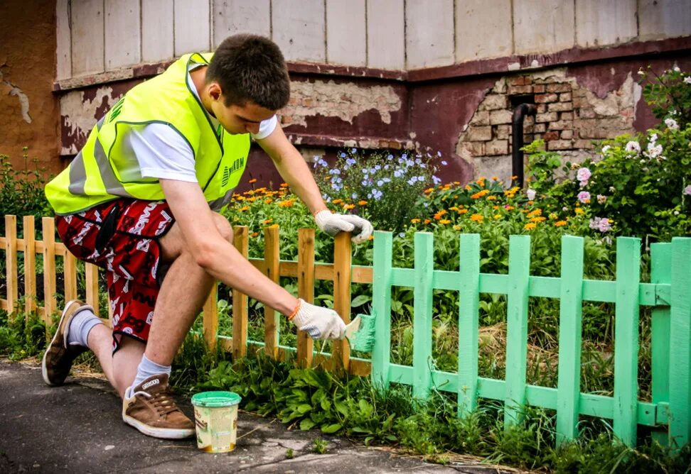 Работа на лето 12. Школьники на даче. Летний труд подростков. Подростки трудятся. Тинейджеры на даче.