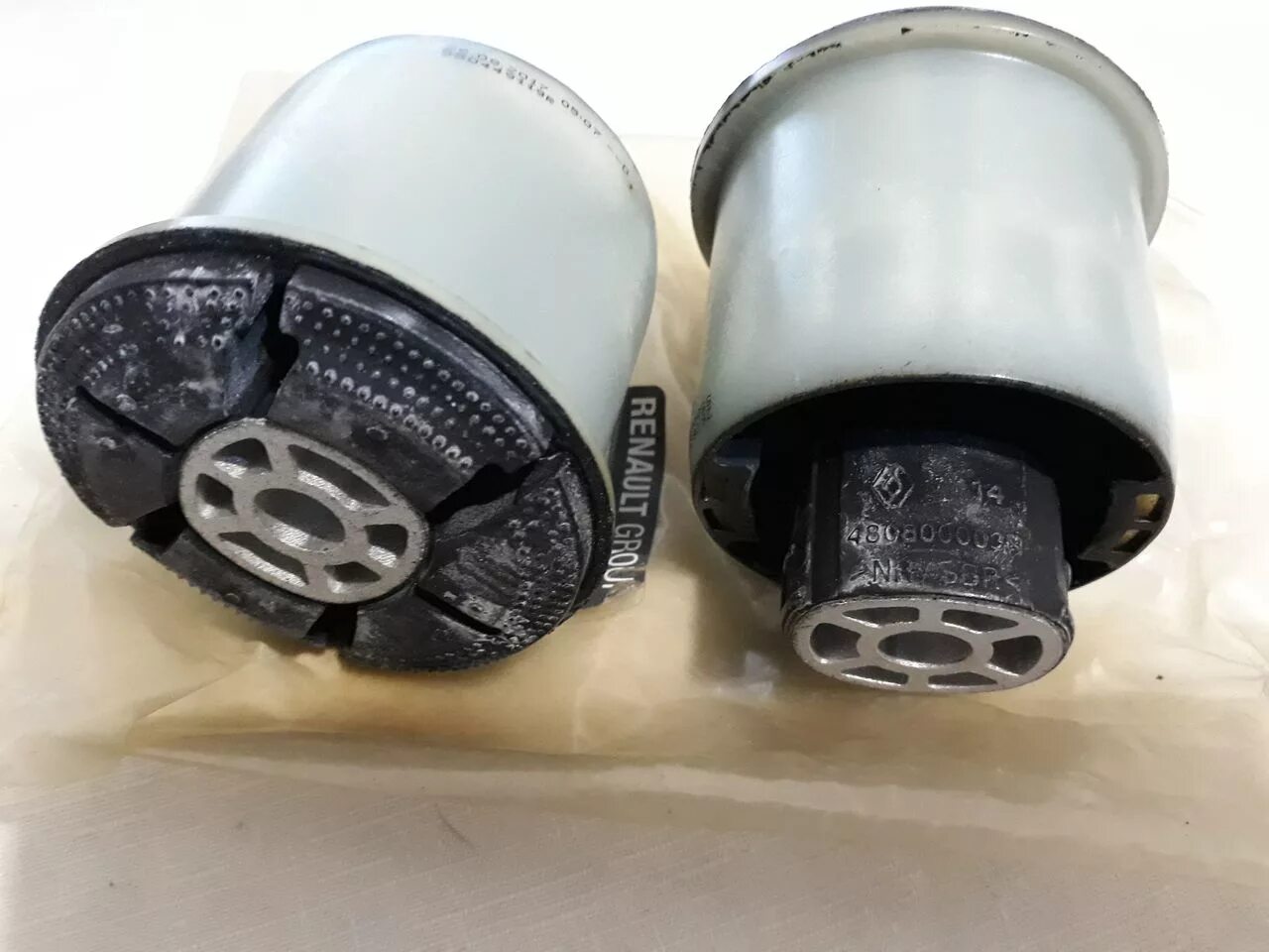 Сайлентблоки задней балки renault laguna 2. Сайлентблок задней балки рено сценик 1. Сайлентблок меган 1. Сайлентблоки задней балки рено меган 3. Сайлентблоки балки на меган 2.