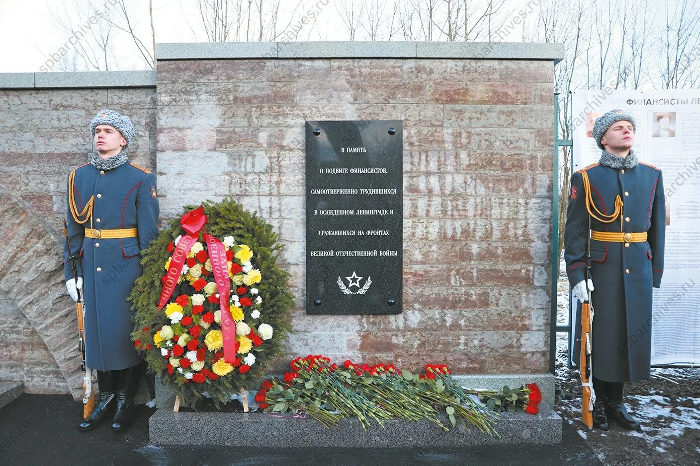 Мемориал на Пискаревском кладбище в Санкт-Петербурге. Мемориал на Пискаревском кладбище. Кладбище блокадного Ленинграда в Санкт-Петербурге. Пискарёвское мемориальное кладбище 1960.