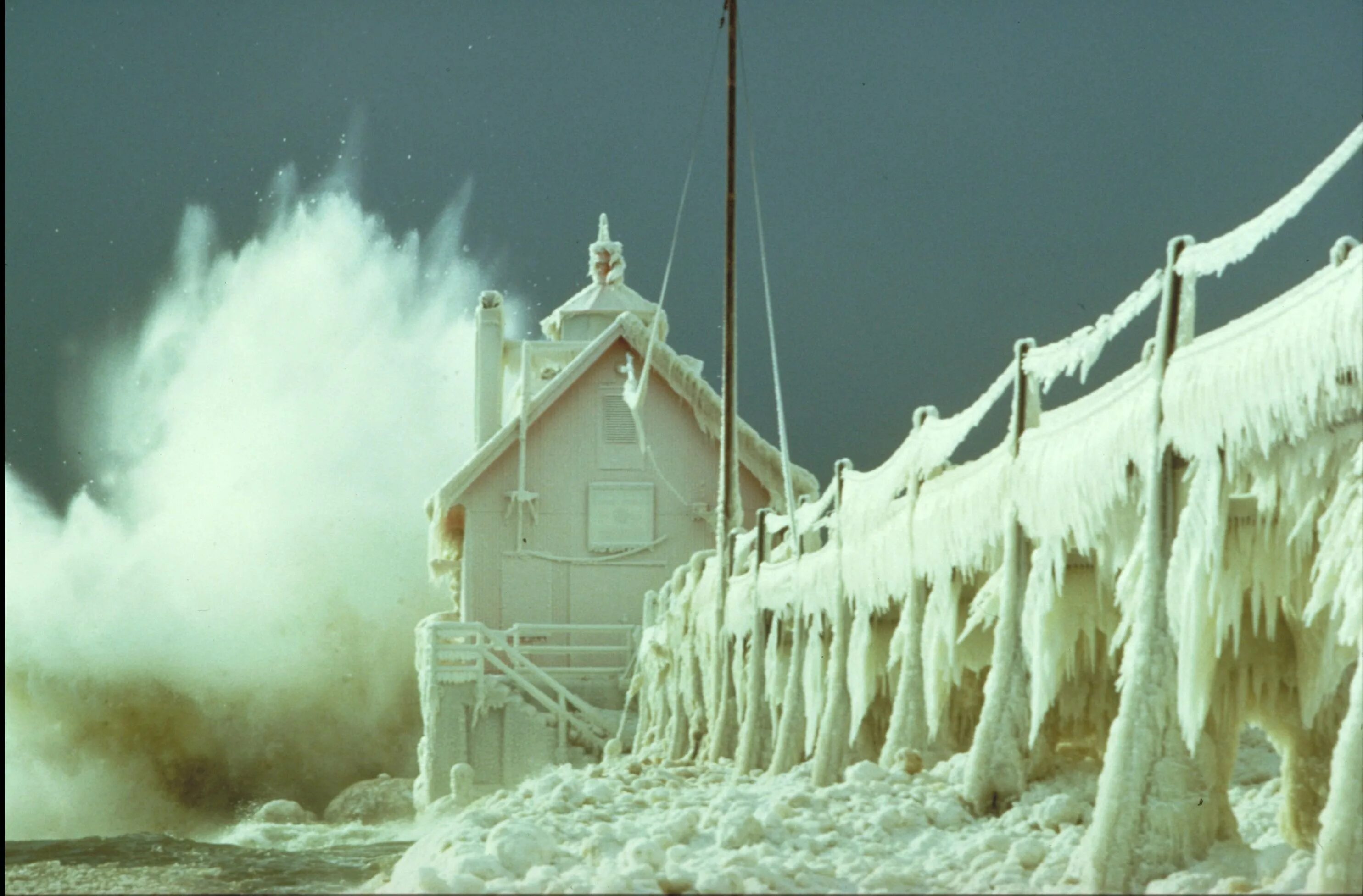 Лед шторм. Мичиган ледяной шторм. Ледяной шторм Швейцария 2005. Замерзший Маяк на озере Мичиган. Сосульки на корабле.