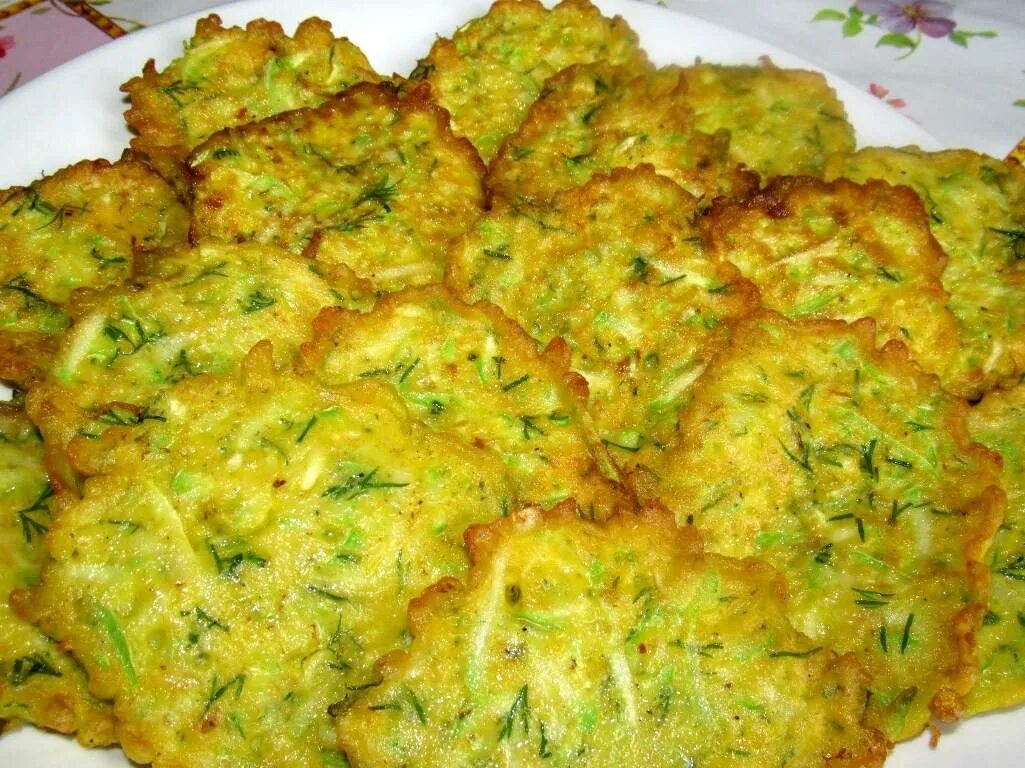 Рецепт из кабачков быстро. Блюда с кабачками. необычные блюда из кабачков. оладьи из кабачков. драники с кабачков.