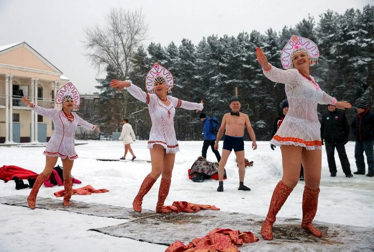 Ютуб смешное русское. Пьяные Снегурочки. Смешная Снегурочка. Суровые русские женщины. Снегурочка в проруби.