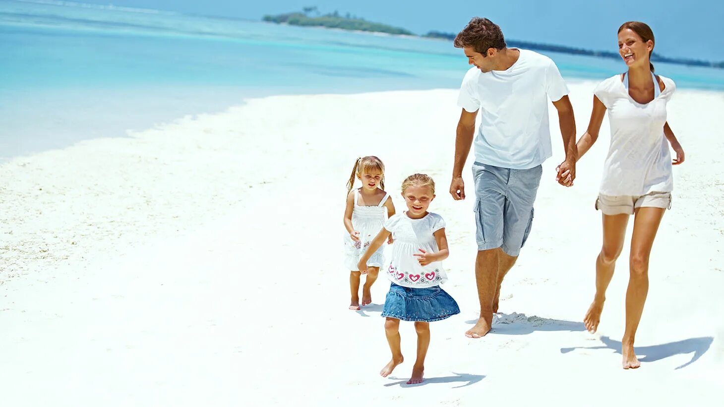 Семья на море. Счастливая семья на море. Семья на пляже. Счастливая семья с двумя дочками. Мама папа на пляже