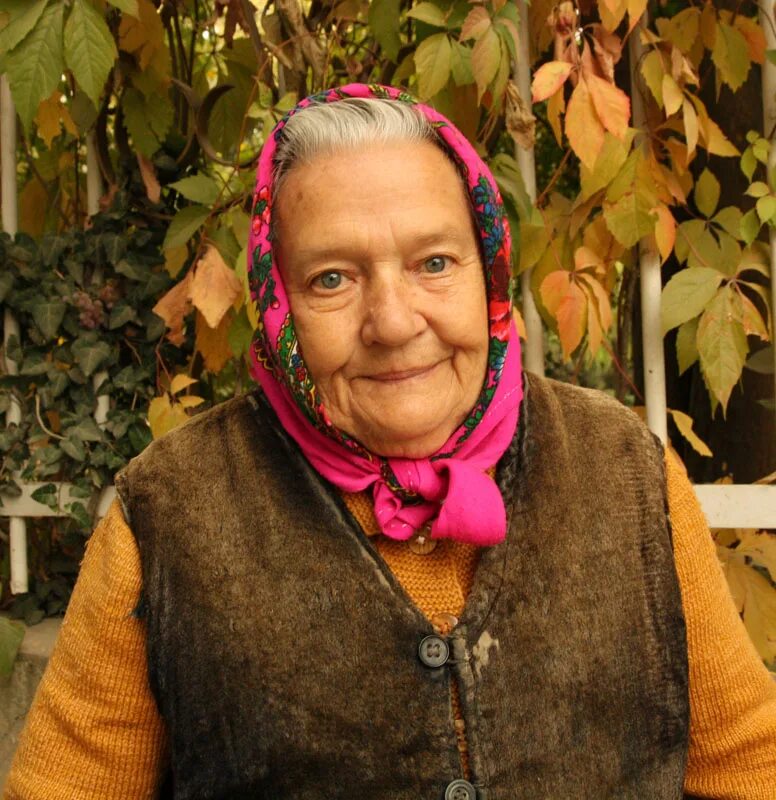 Пожилая женщина в платке. Платок на голову бабушке. Старушка в платке. Бабушка в платке.