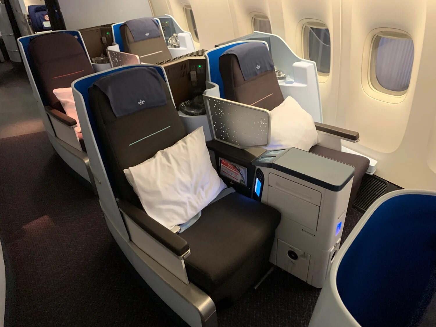 Бизнес класс KLM 777-300. KLM 787 Business class. KLM Boeing 787 Business class. Бизнес класс Аэрофлот Боинг 777.