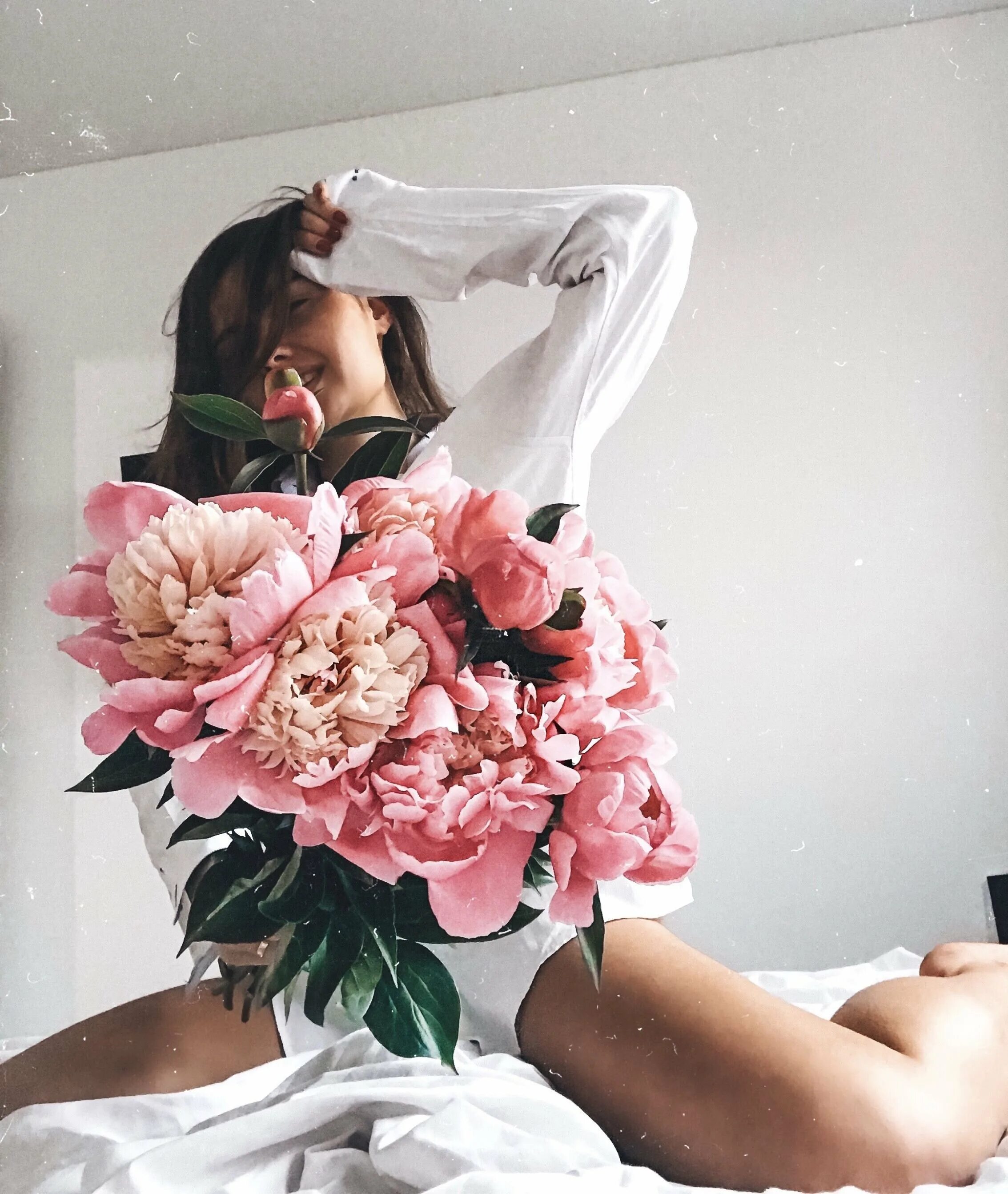 Девушка с букетом пионов. Оригинальные фото с цветами. Букет "девушке". Оригинальные фото с цветами. Интересные идеи для фотосессии.