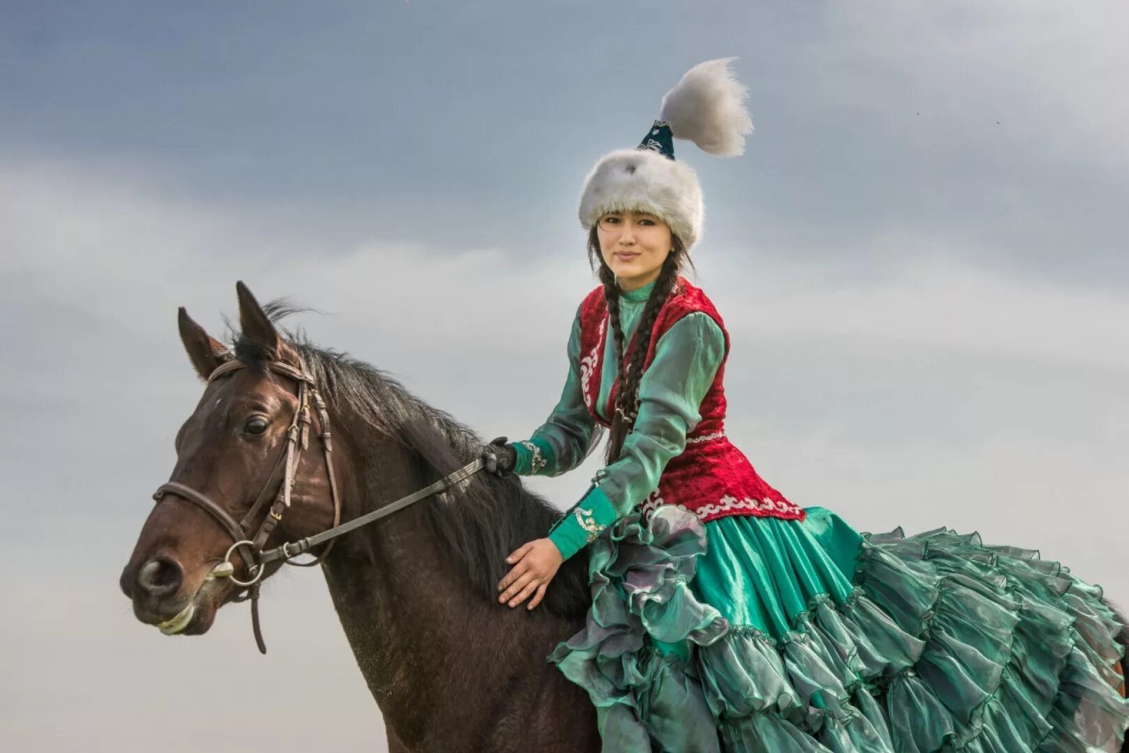 Казахская Национальная одежда. Казахские Наряды для девушек. Казах на лошади. Казахи на конях.