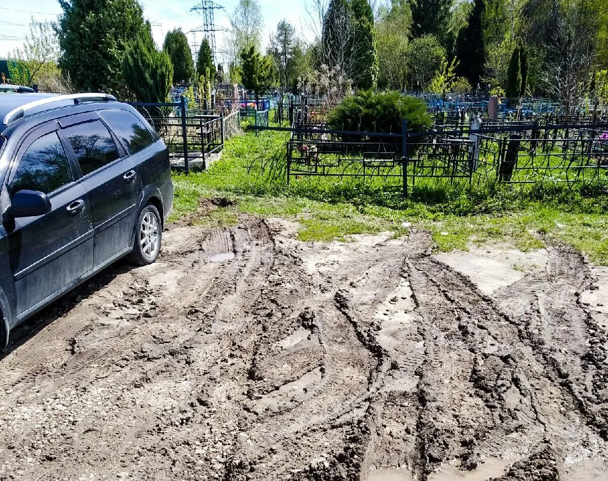 Парковочное место во дворе. Ограждения в аренду ишимбай. Стоянка для машины на даче. Стоянка свх владивосток. Красивая парковка на даче.