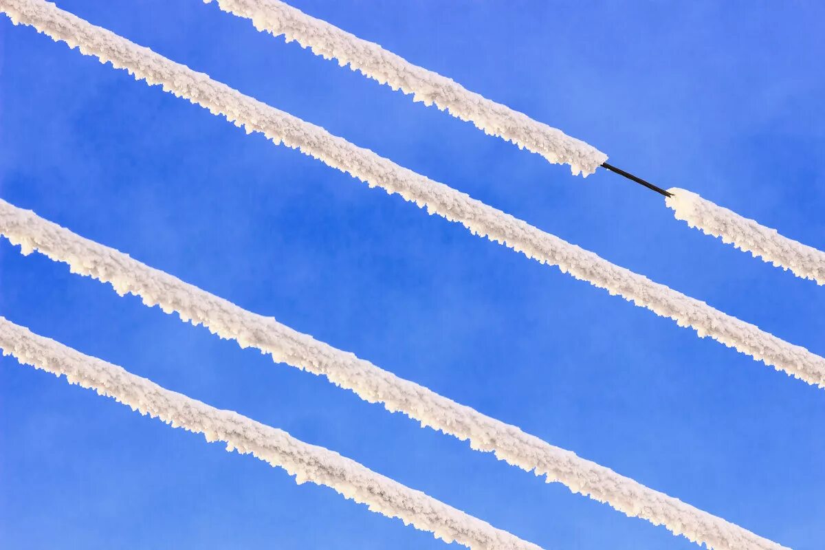 обледенение изоляторов. обледенение проводов. телеграфные провода живопись. над обледенелыми нитями телеграфных проводов. солнце обжигает степь и как бы.