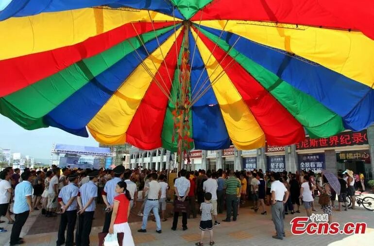 Гигантский зонт. Самый большой зонт. Китай большие зонты. Зонтик большой 10 метровый. Мир зонтиков