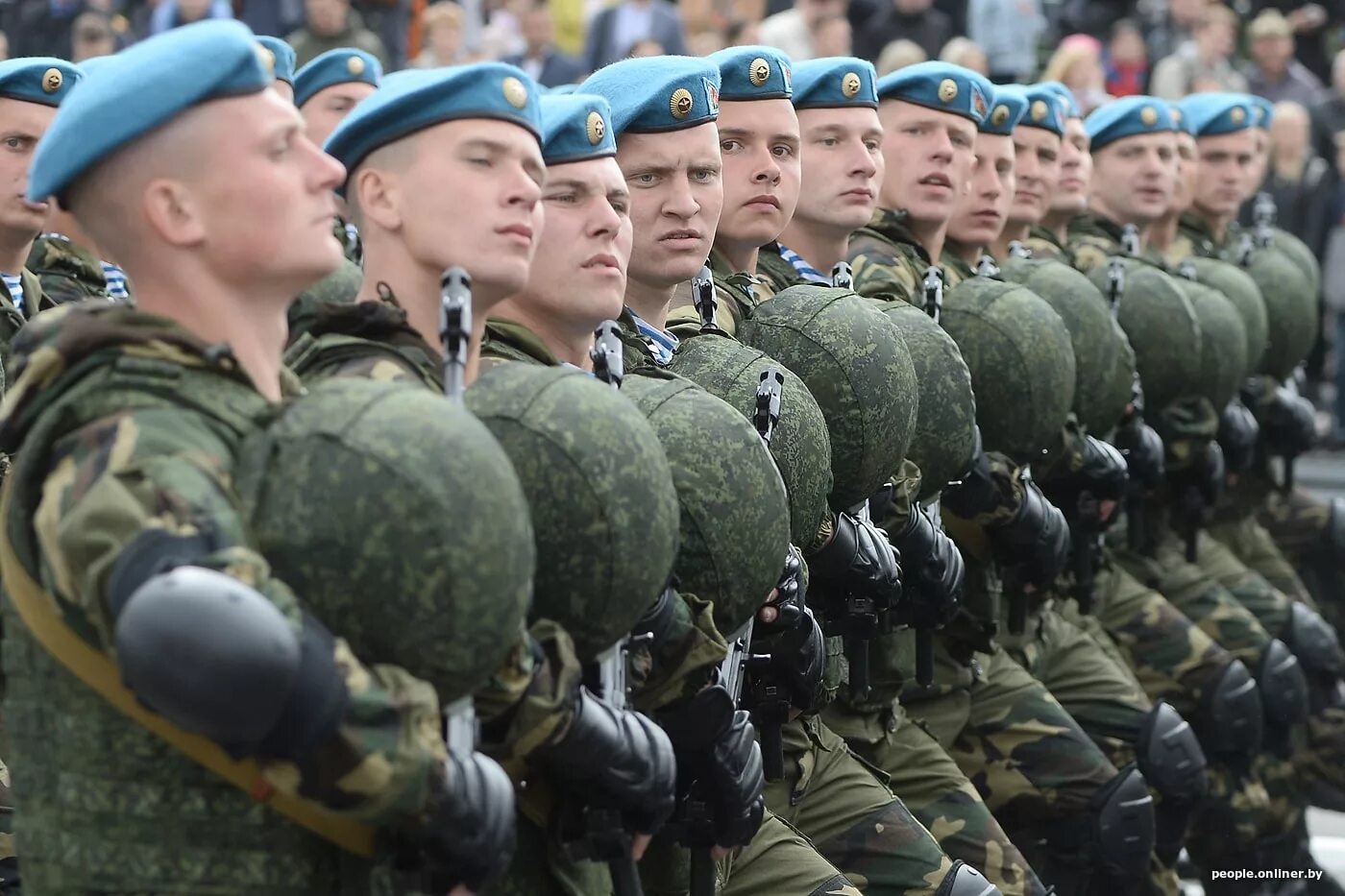 Белорусские военные. Белорусские солдаты. Беларусь армия на параде. Солдаты белорусской армии.