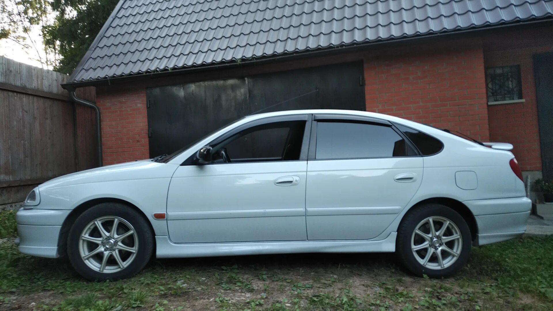 Авенсис 98 года. Тойота Авенсис 98 1 поколение. Авенсис лифтбек 1998. Toyota Avensis, 2001 лифтбек. Тойота Авенсис 1.8 1998.