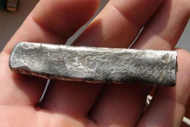 новгородская полтина платежный слиток. новгородская гривна горбатая. серебряные бруски. гривна серебряный слиток киевской руси. древнерусская гривна.