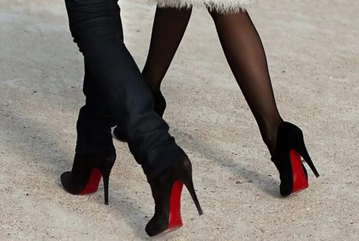 Зимой в туфлях. Девушка в туфлях красная подошва. Туфли с красной подошвой. Ноги в туфлях на высоких каблуках. Ножки в чулках и туфлях