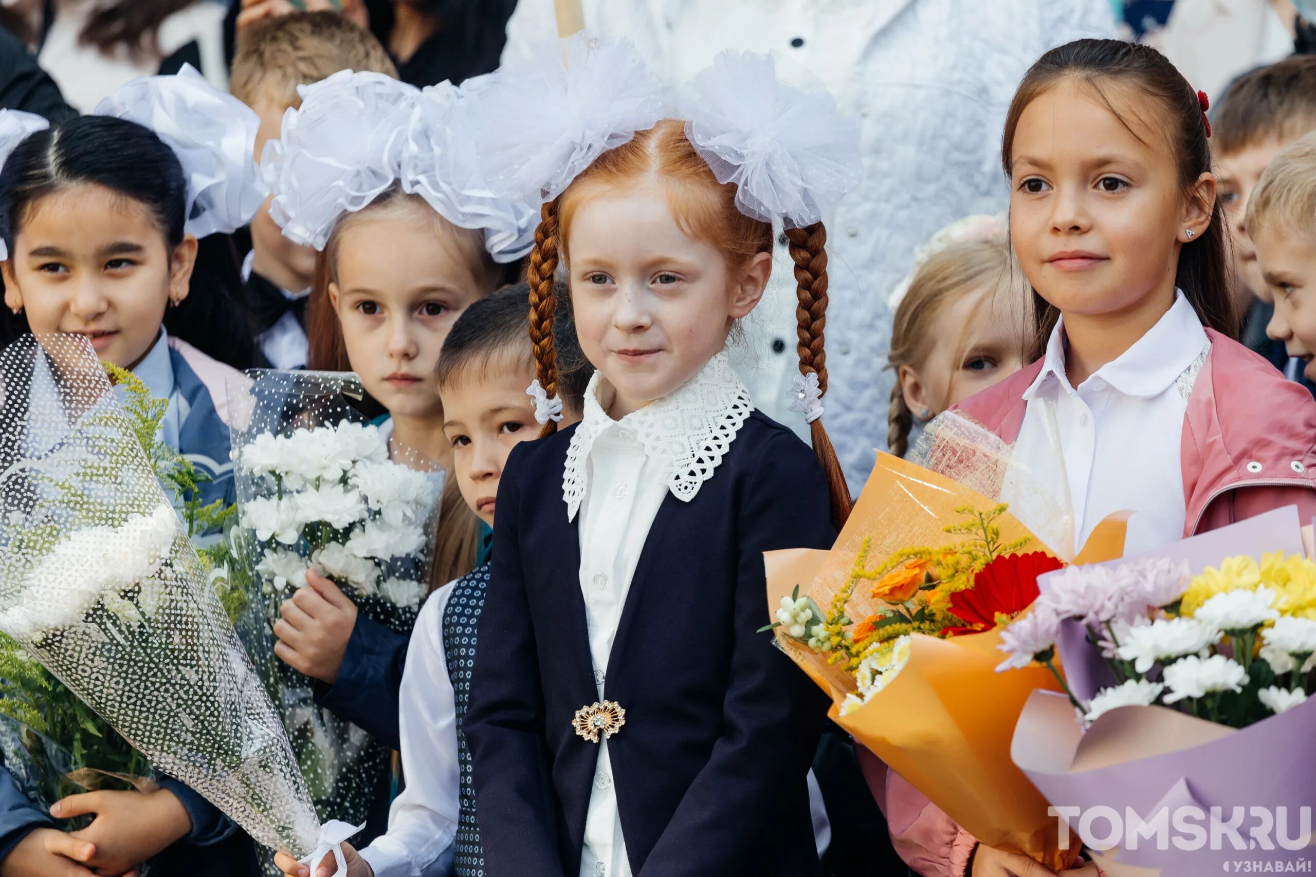 Дети с цветами на 1 сентября. Звонок 1 сентября. Цветы на последний звонок. Цветы на первый звонок. Школа первый класс.