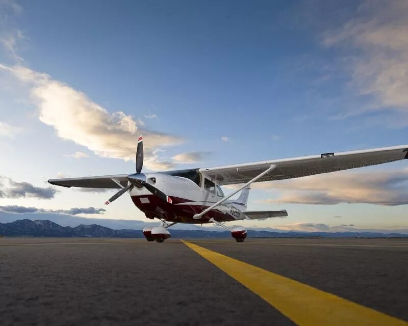 Легкая авиация. Cessna 182 для обоев. Легкомоторный самолет 182. Cessna 182 в небе. Самолет Cessna 172 в небе.