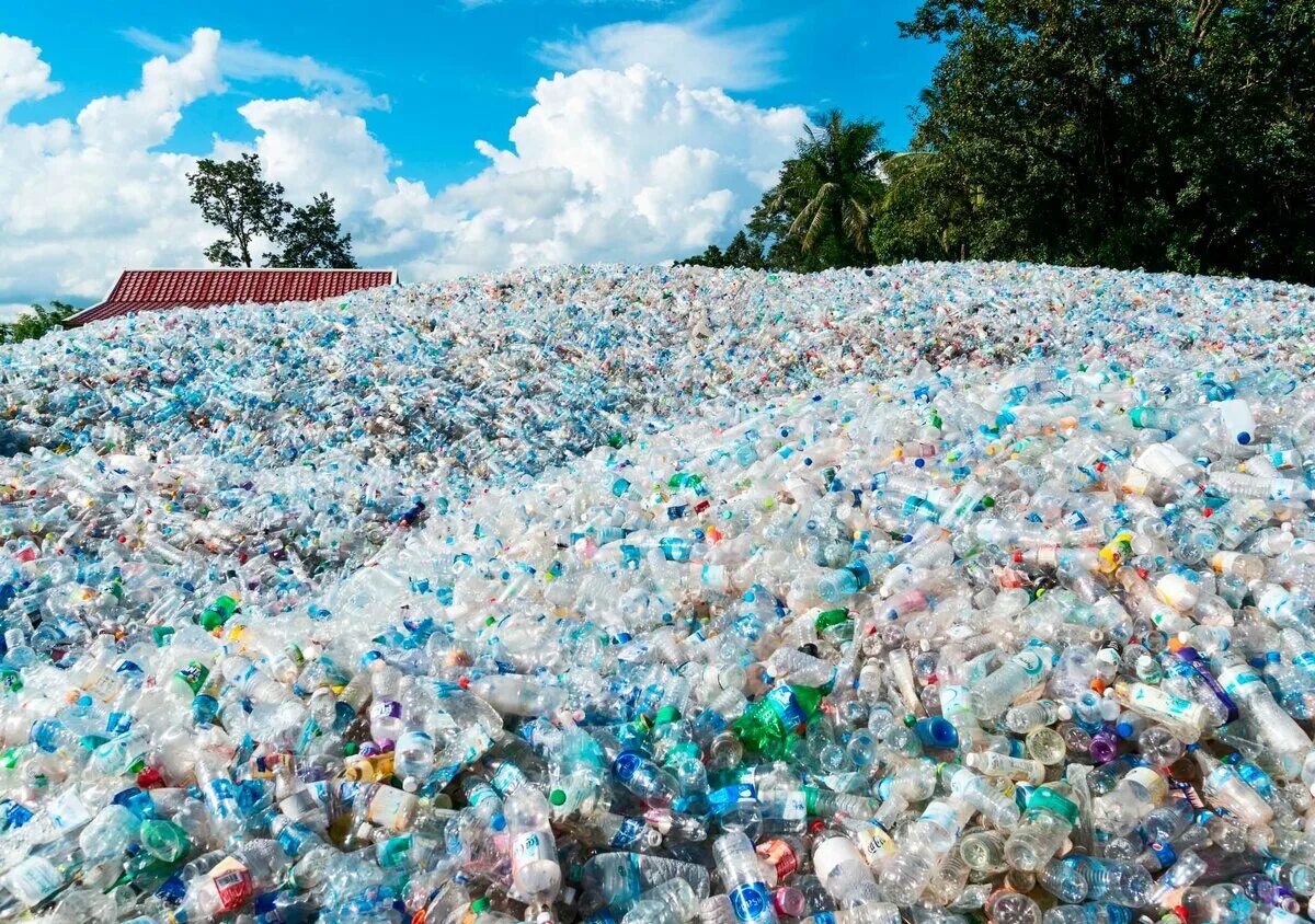 Plastic waste. Plastic waste. Plastic waste. Мир из пластика. Пластмасса свалка.