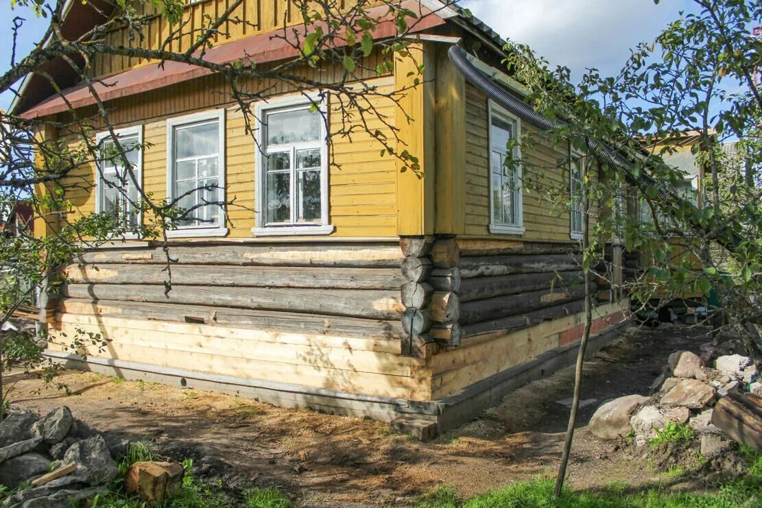 Старый деревянный дом. Отреставрированный деревянный дом. Реставрируем старый бревенчатый дом. Подъём старых домов. Реконструкция старых деревянных домов.
