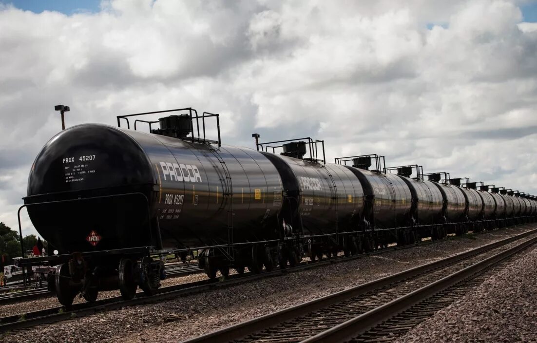 Нефтяная цистерна. Резервуар для нефти. Цистерна нефтепродукт 5320. Железнодорожная цистерна. Жеча брянская область.